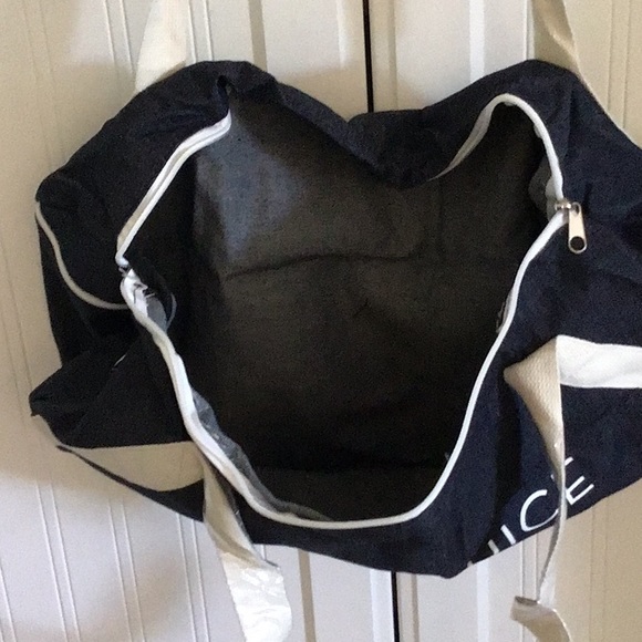 NEW! GYM & JUICE canvas duffle bag. Dark navy, top zipper and side pocket. - Picture 3 of 3